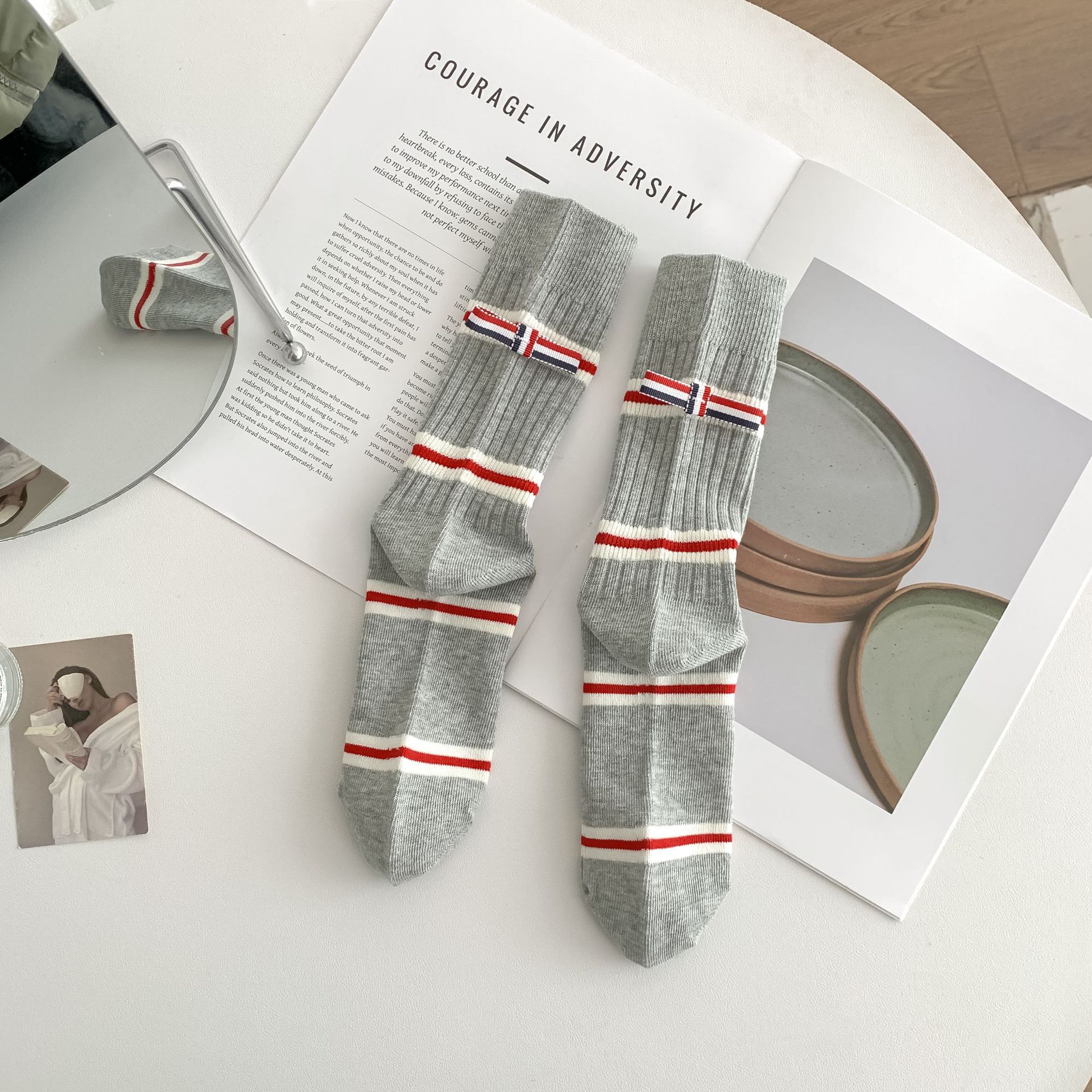 

Женские весенне-осенние новые продукты маленького иностранного стиля полосатые цветные носки-гольфы 1 pair серый