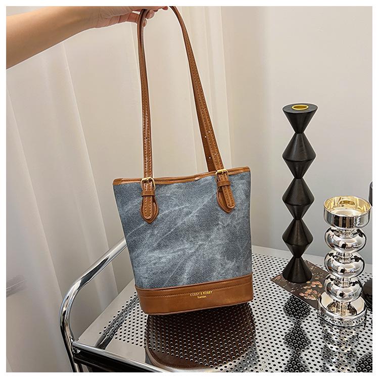 

2023 Trendy Korean Retro Tote: Large Capacity Autumn & Winter Underarm Bag for Women синій