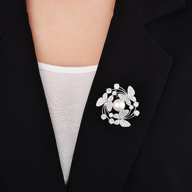 Elegant Wreath Flying Butterfly Brooches For Women  Pearl Pins Female Coat Corsage Trendy Brooch Party Wedding Gift KTJ