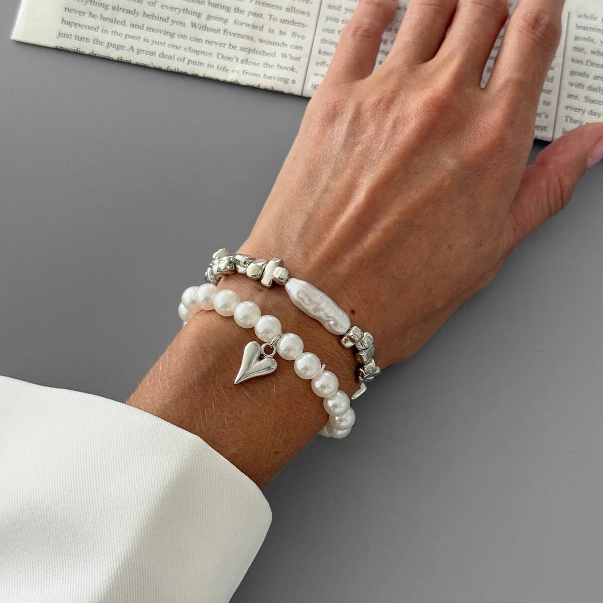 

Ingemark 2Pcs/Set Elegant Imitation Pearl Bracelet for Women Bohemian Elastic Rope Chain Bracelet with Heart Pendant Jewelry New