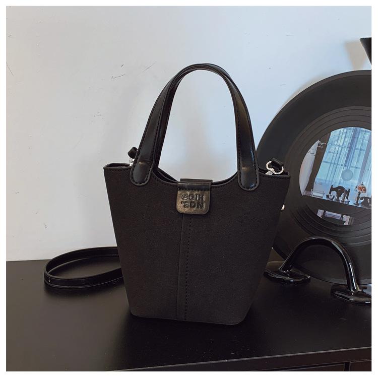 

Популярная в этом году женская сумка 2025 новая на плечо, сумка-мессенджер, нишевый дизайн, портативная сумка-ведро, ретро сумка для поездок на работу чёрный