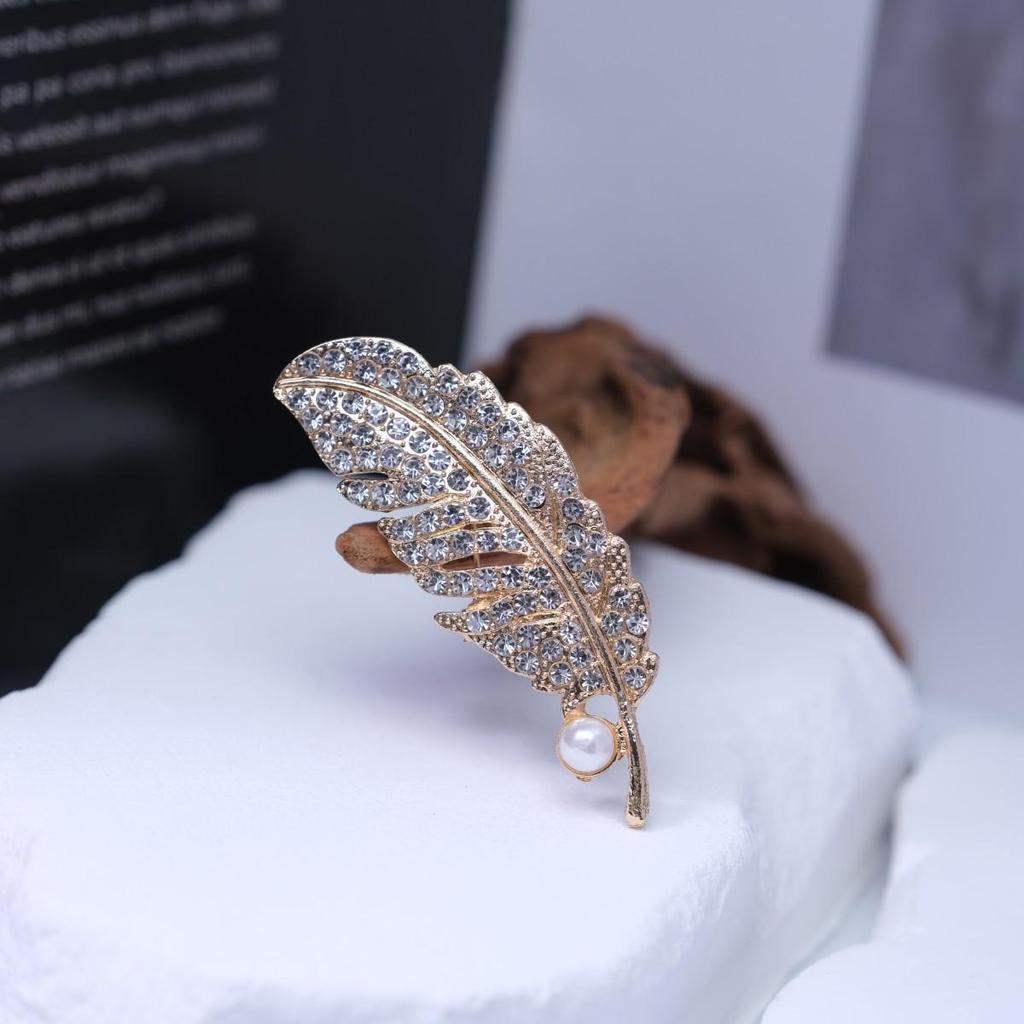 Exquisite Feather Brooch: Luxurious Alloy Corsage Jewelry & Versatile Anti-exposure Pin