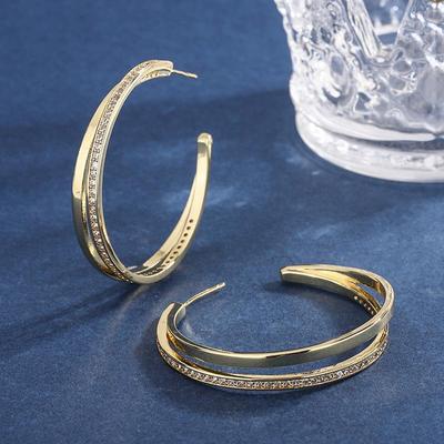 Orecchini a cerchio grandi color oro con zirconi cubici scintillanti