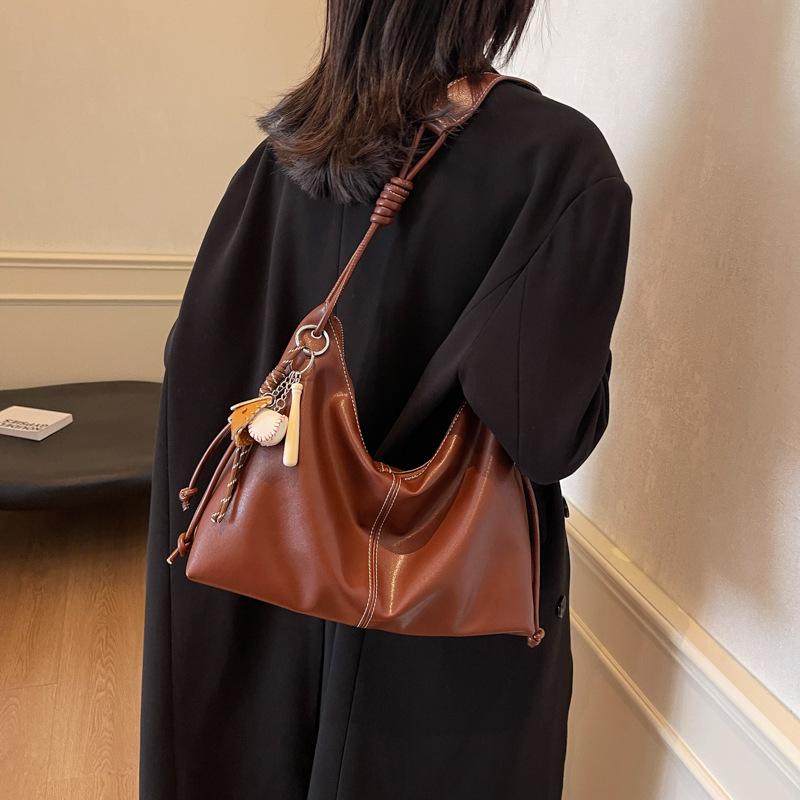 Einfarbige Umhängetasche unter der Achsel 2025 neue Tragetasche lässig für den Weg zur Arbeit große Kapazität Schultertasche