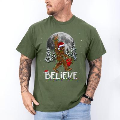 Santa Bigfoot Christmas Lights Funny Sasquatch Believe Xmas Men's T-Shirt