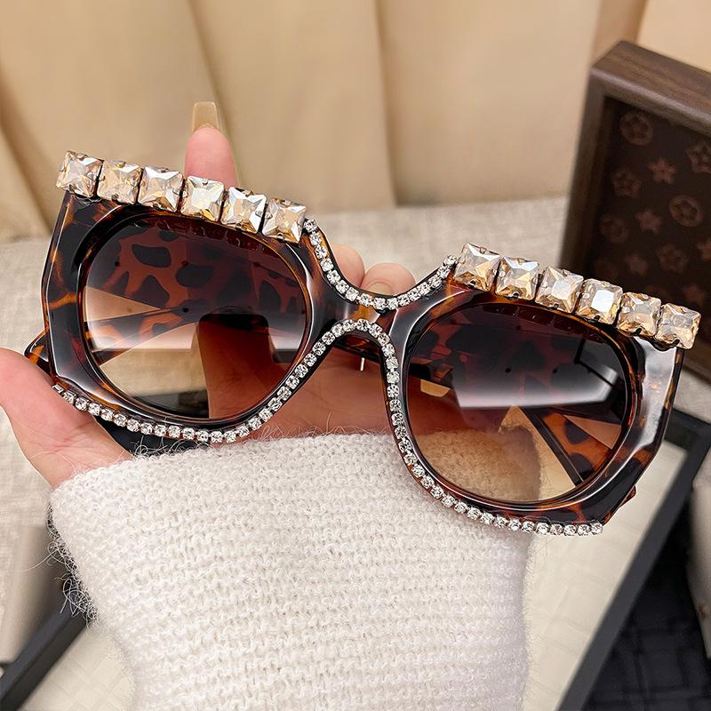 

Неполяризованный стиль Большая оправа Солнцезащитные очки с бриллиантовыми вставками Девушки Уличное шоу Декоративные солнцезащитные очки Роскошные Солнцезащитные очки Очки коричневый