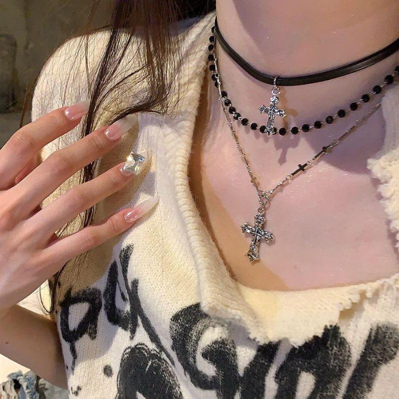 Leather crystal cross pendant, three-layer necklace, light luxury high-end clavicle chain, fashionable niche design neck chain.
