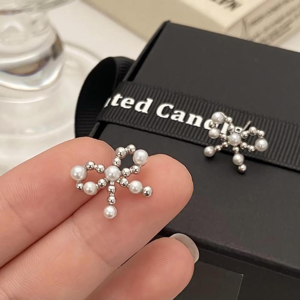 

Women s 2-color metal pearl ribbon earrings Silver