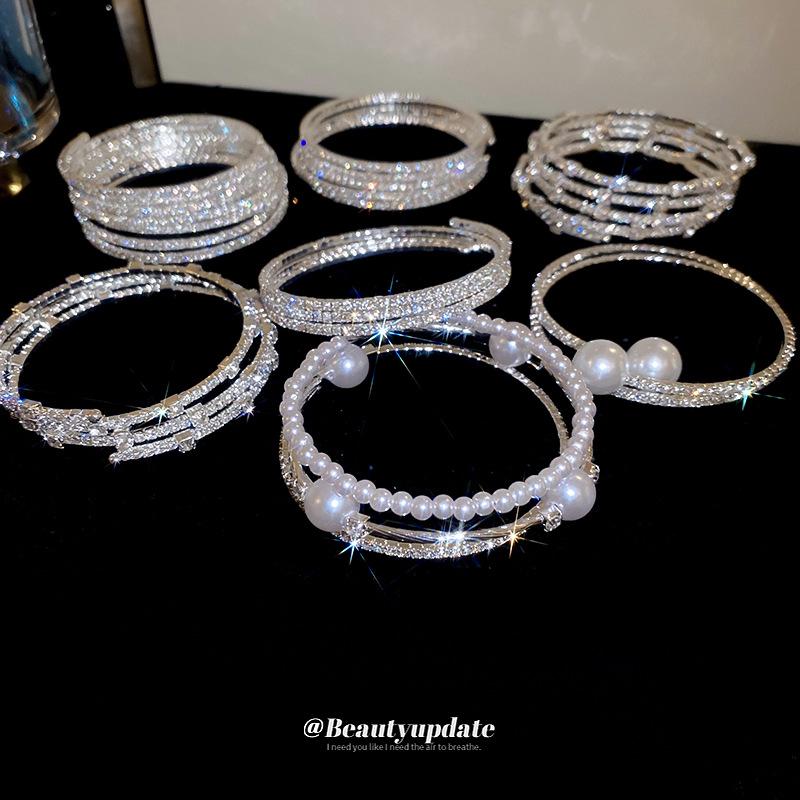 Zarif Çok Katmanlı İnci ve Rhinestone Esnek Bileklik: Zarif Üst Düzey Moda Takıları