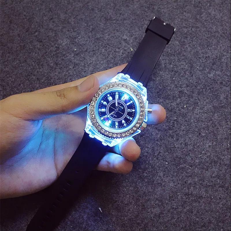 LED Blinkende Leuchtende Uhr Persönlichkeit Trends Studenten Liebhaber Damen Herren Uhren Leichte Armbanduhr
