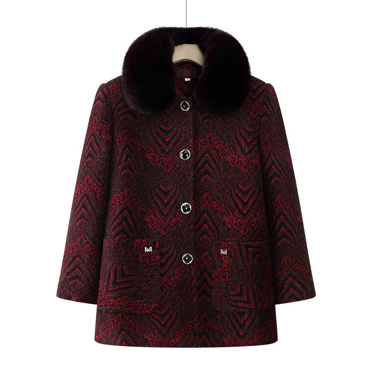 Starší podzimní a zimní kabát je podšitý a zesílený a nový zimní kabát pro babičku je vlněný.