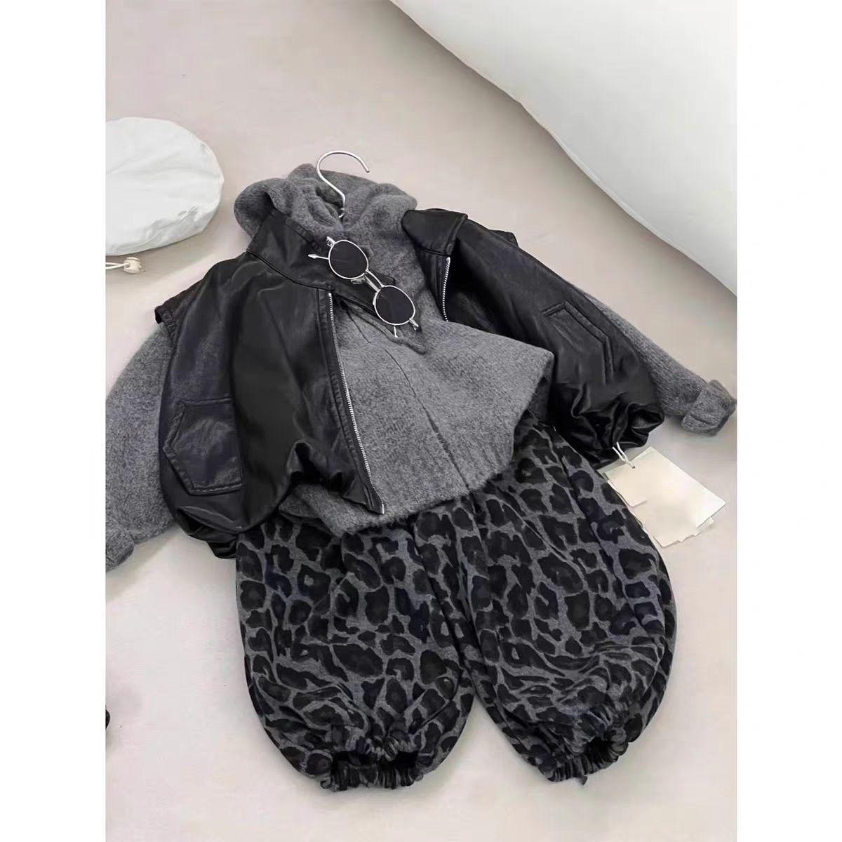 

Детский осенний комплект-тройка в корейском стиле: Красивый кожаный жилет, свитер с капюшоном и брюки с леопардовым принтом Size 100
