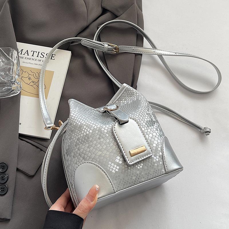 

2025 New product temperament Korean high-end texture niche light luxury bucket bag women s commuting versatile casual messenger bag