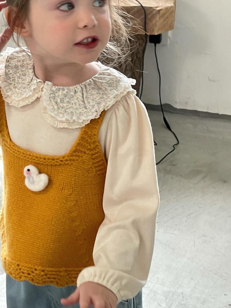 Toddler Korean Style Doll Collar Shirt, Knit Vest, and Bowknot Jeans Set for Girls (2025 Edition).