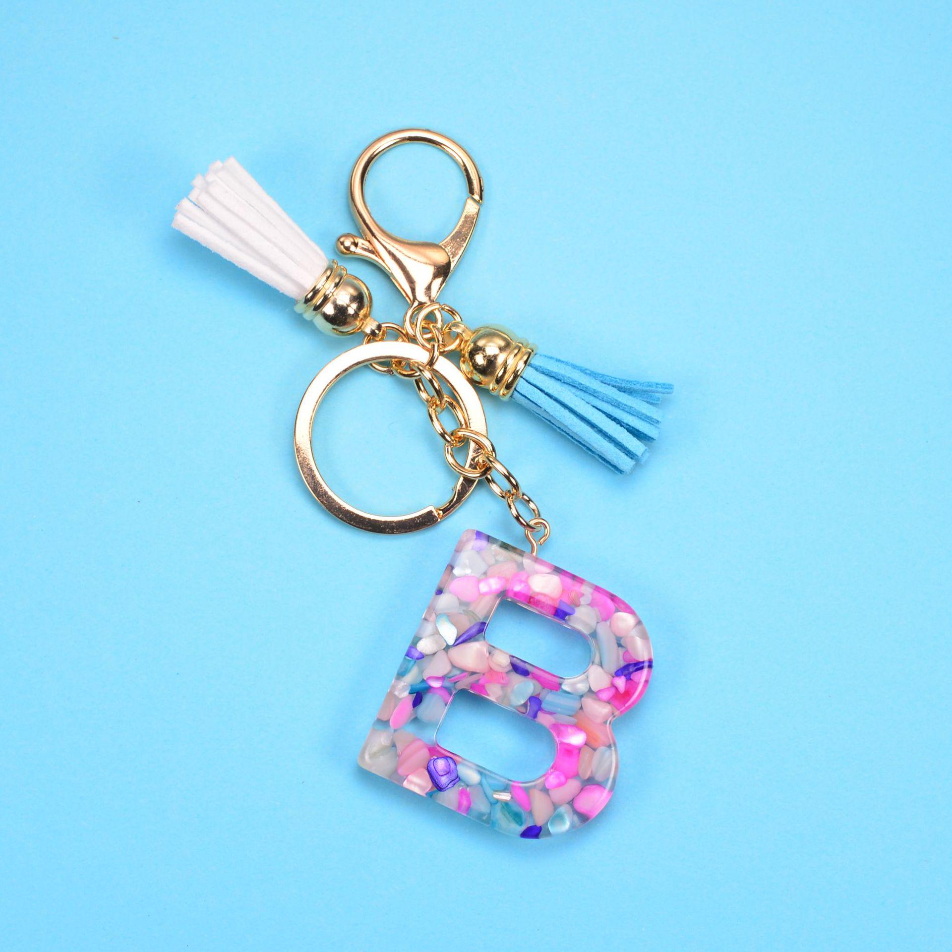 

Брелок с кисточкой и английскими буквами: Аксессуары из смолы и акрила для мужчин и женщин - 26 уникальных букв