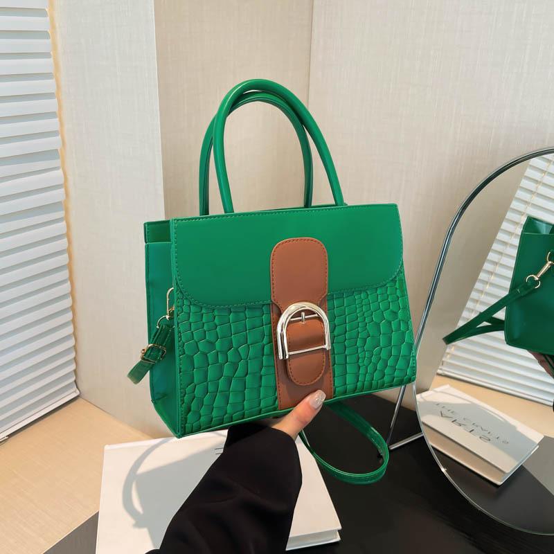 

Корейская версия модной универсальной сумки с тиснением под крокодила женская 2025 осень и зима новая ретро-сумка с пряжкой-подковой маленькая квадратная сумка зелёный