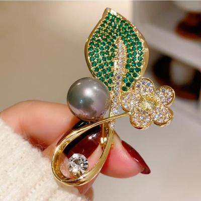 SKEDS Luxury Green Crystal Leaf Plant Flower Brooch for Women Banquet Corsage Elegant Pearl Suit Pin Lady Wedding Jewelry