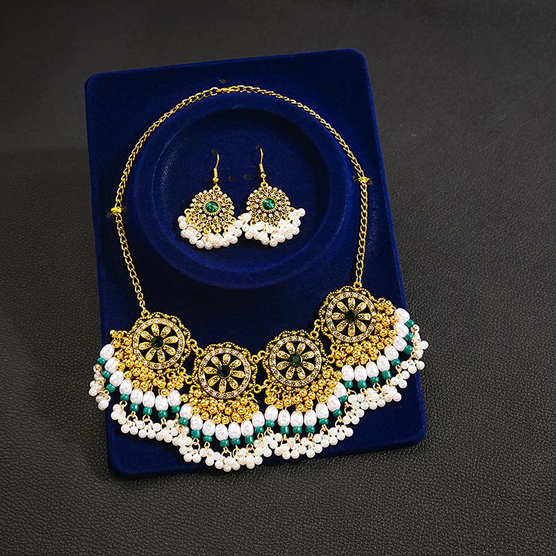 Retro Metal Exaggerated Earrings Necklace Set, French Luxury Heavy Industry Fan-Shaped Full Diamond Pearl Necklace.