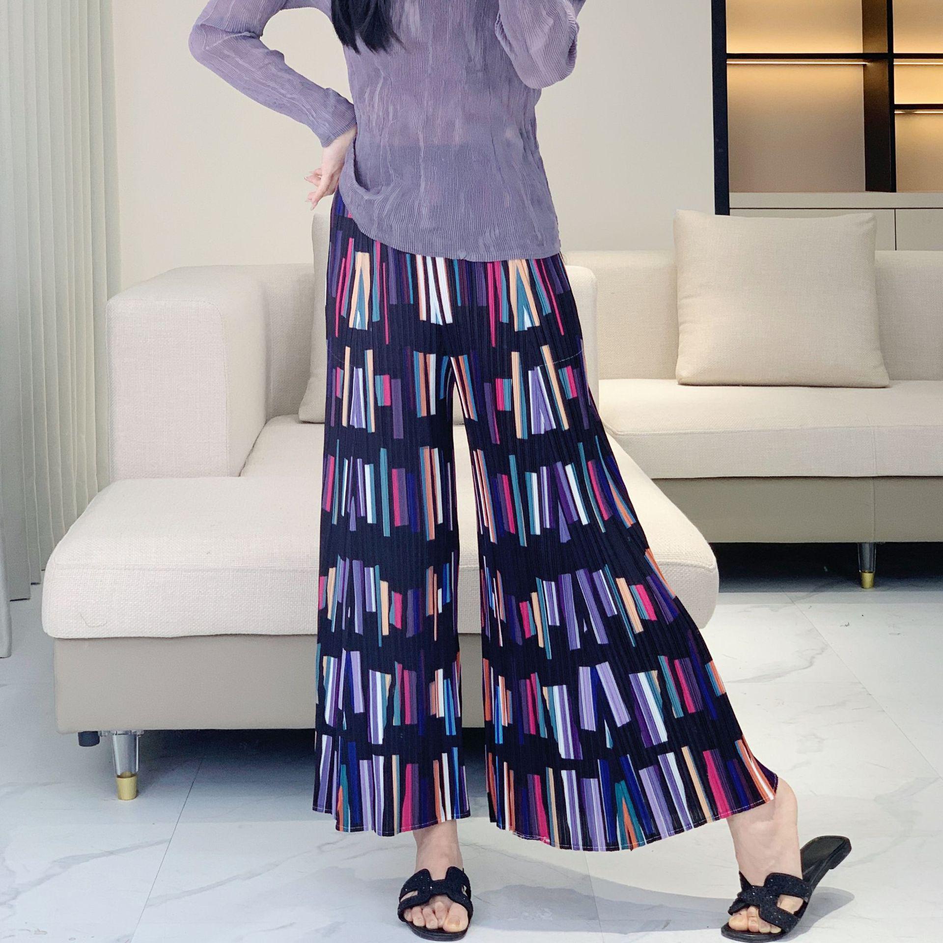 

Летние женские плиссированные укороченные брюки с принтом граффити 2025 - Облегающие, не мнущиеся, широкие брюки One Size (90-150 jin) цветочные печати