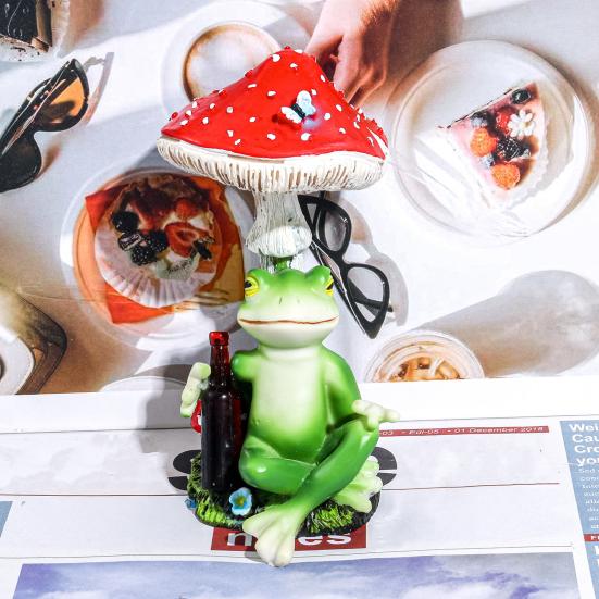 Red Mushroom Drinking Frog Statue Holding Beer Bottle Sitting Frog Resin Figurine Animal Sculpture Indoor Outdoor Garden Decoration Ornament