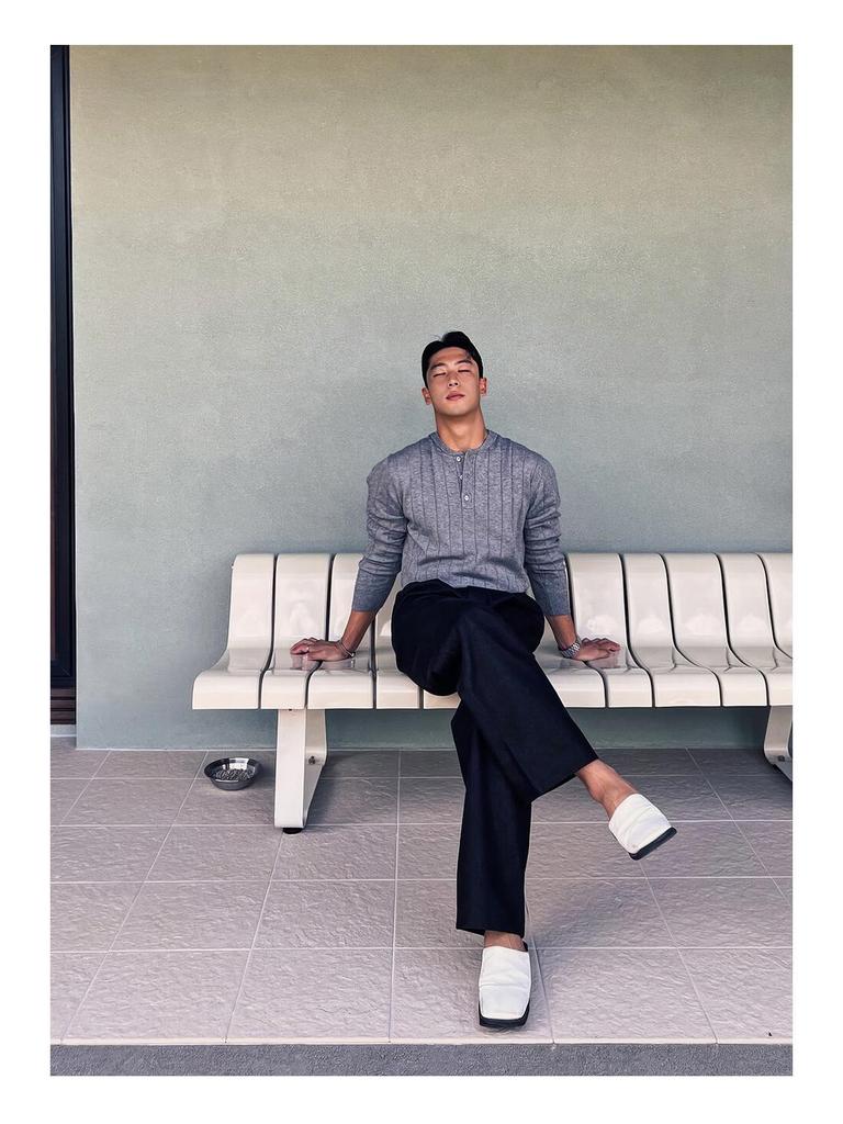 Hong Kong Style Men's Double-Pleated Pants - Designer-Look, High-Quality, Versatile Suit Pants with Straight, Wide Legs.