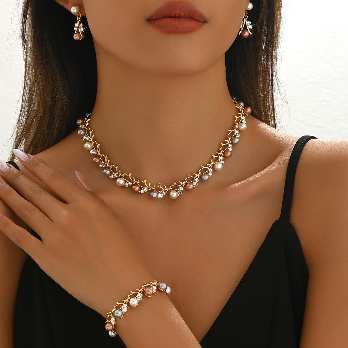 

Перлинні сережки намисто браслет набір з трьох предметів жіночі ювелірні вироби аксесуари для сукні