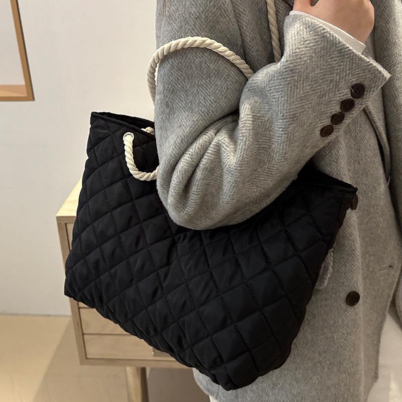 Large Capacity Tote Bag for Women Autumn and Winter New Fashion Diamond Shoulder Bag for Women Simple Fashion Underarm Bag for Women