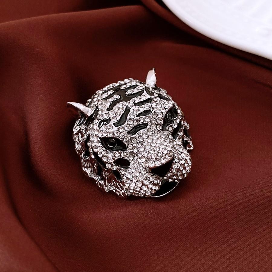 Średniowieczna Vintage Broszka z Kontrastującą Pszczołą Inkrustowana Diamentami Retro Lekki Luksus High-endowa Korsaż Wykwintne Wszechstronne Dodatki Kobiety