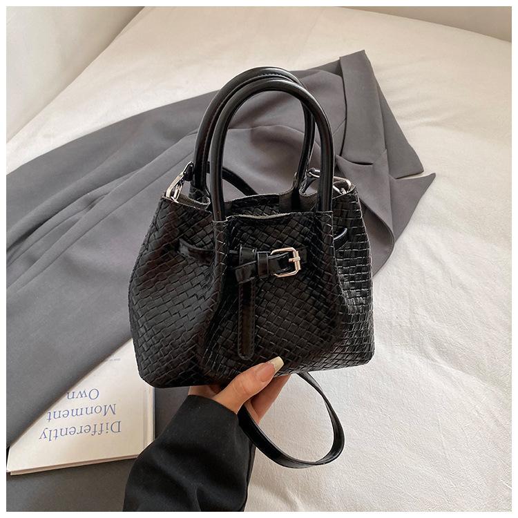 

Premium texture small bag women s 2025 new retro versatile messenger bag exquisite woven portable bucket bag