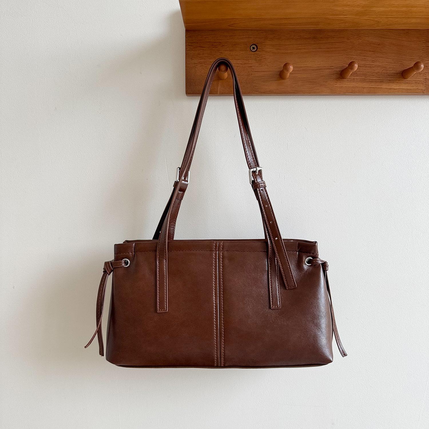 

New Commuting Niche Single Shoulder Tote Bag with Large Capacity, High-end Feel, Casual Women s Soft Leather Armpit Bag темно-коричневого кольору