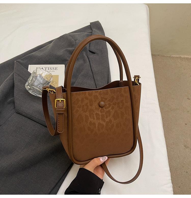 

Нишевый дизайн портативная сумка-ведро женская 2025 новая зарубежная ретро сумка через плечо высококлассная деловая сумка-мессенджер