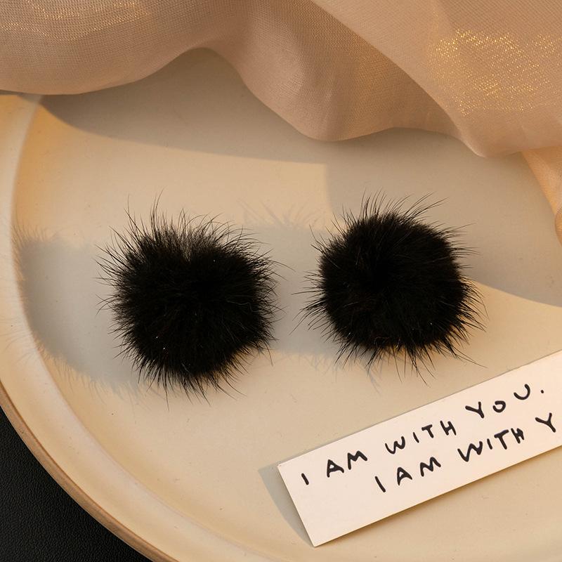 Осенние и зимние меховые плюшевые клипсы для ушей без проколов, супер-сказочные серьги-помпоны, простые и милые, женские