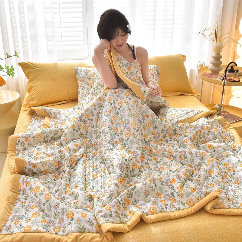 Silk Cooling Summer Quilt - Lightweight, Thin, Skin-Friendly, Machine Washable, Ideal for Air Conditioning
