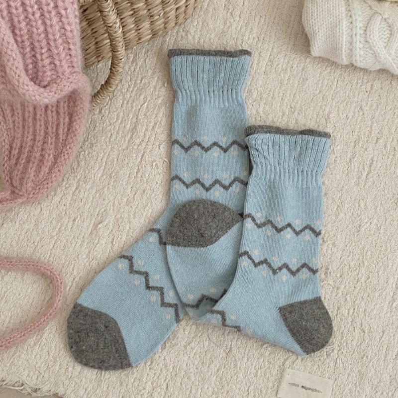 Wool Socks for Women in Autumn and Winter, Polka Dot Mid-calf Socks for Warmth, Paired with Boken Shoes, Striped Pile Socks for Women