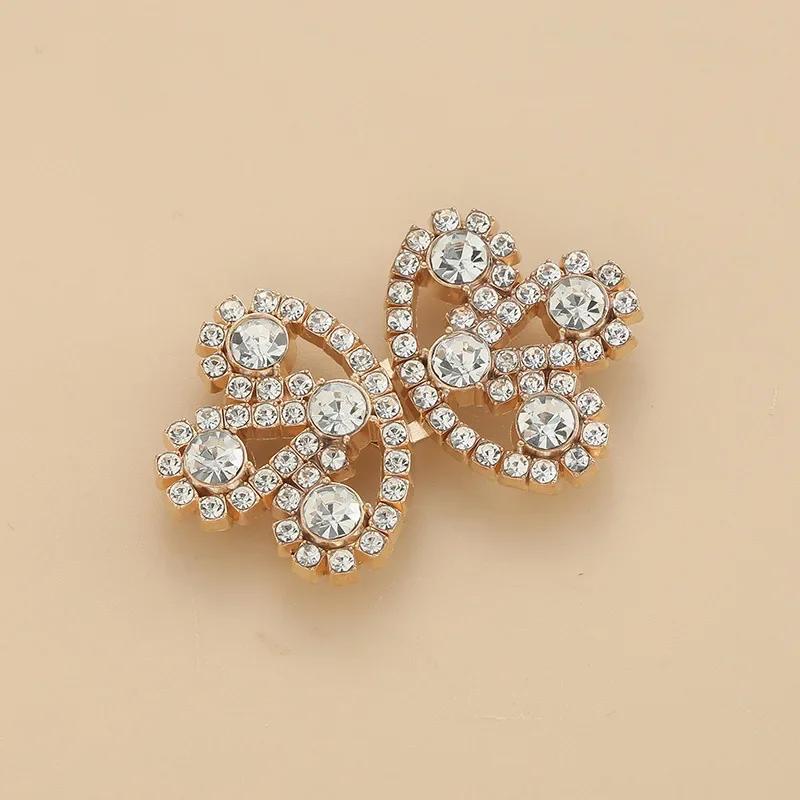 1 Pair New Brooches For Women's Clothing Cardigan Sweater Blouse Shawl Clips Shirt Collar Flower Pattern Clasps