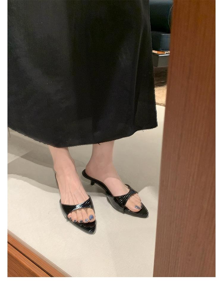 

Grape mother has the same style in stock~ French elegant pointed head with open toes to increase the height of leopard print fine heels cool slippers 35