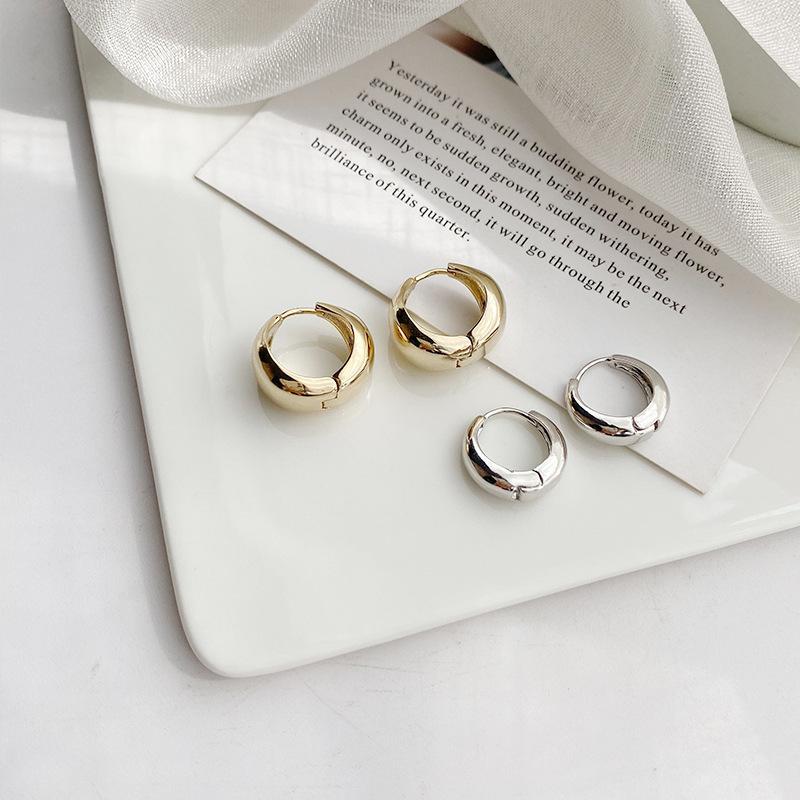 Women Glossy Earrings Retro Niche Cold Wind Atmospheric Elegant Classic Ear Jewelry