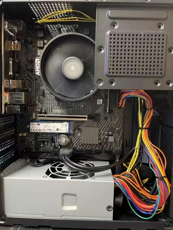 Carcasă Compactă Mini MATX pentru PC Desktop cu Sursă de Alimentare TFX și Suport pentru Placă Grafică de Înălțime Medie