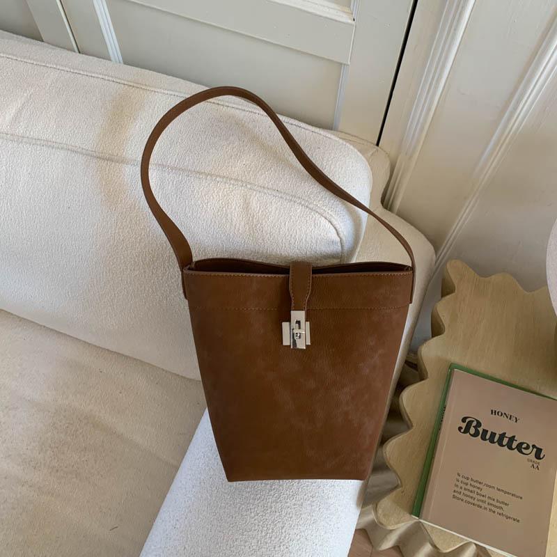 

Niche design bucket bag women s 2025 new fashion retro commuter shoulder bag large capacity explosion tote bag