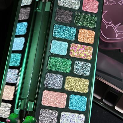 Palette Ombretti Diamante Scintillante a 16 Colori Pigmenti Alti, Finiture Metalliche e Perlate Trucco Versatile per Viso e Occhi Effetti Opachi e Scintillanti Ombretto