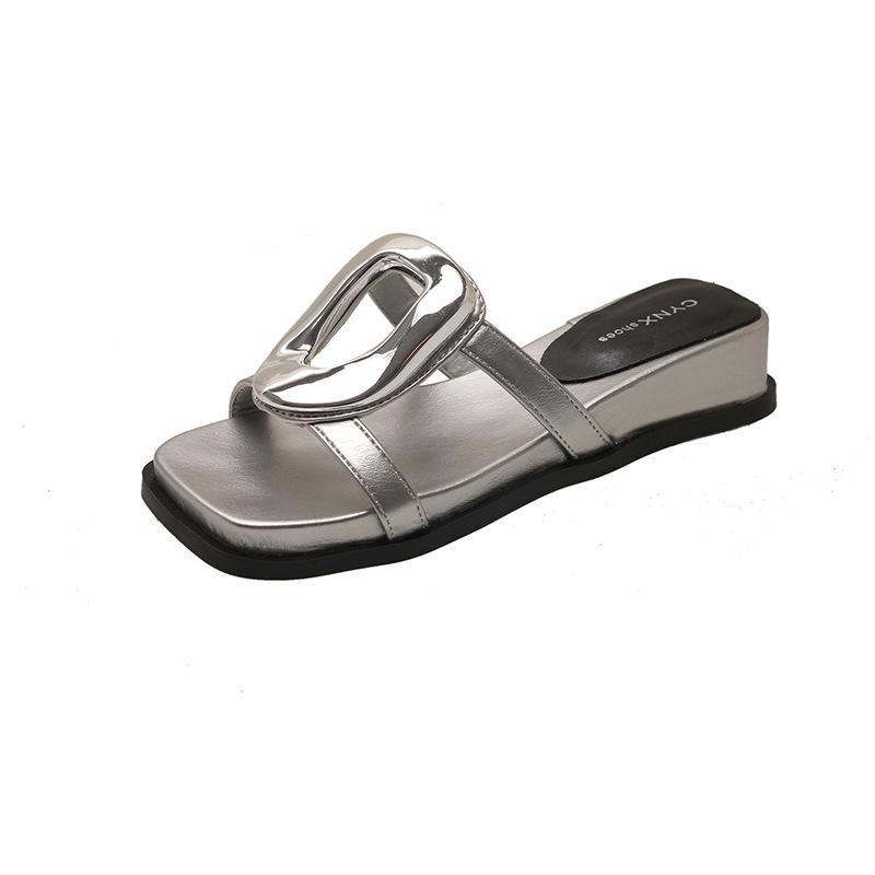 

Модные темпераментные шлепанцы на толстой подошве, с квадратным носком, металлическим декором, крутые, на высоком каблуке, для женщин, для ношения летом 2025 года 35