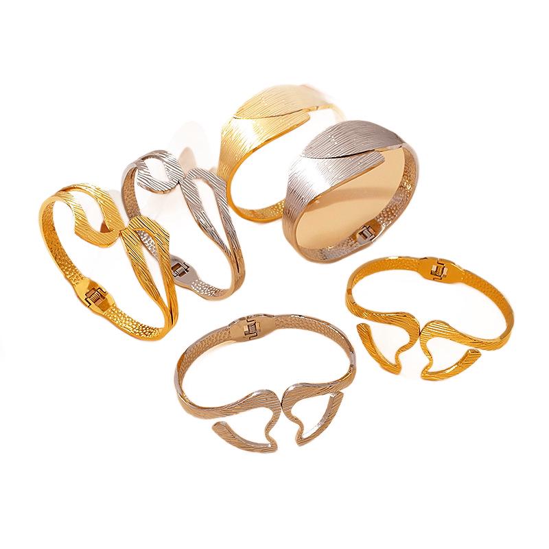 Gold-Plated Geometric Hollow Women's Bangle: Elegant, Personalized, Versatile Jewelry