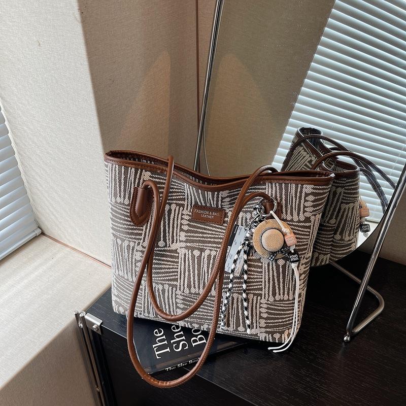 Retro large-capacity bag women's autumn and winter new commuter shoulder bag contrasting color portable tote bag