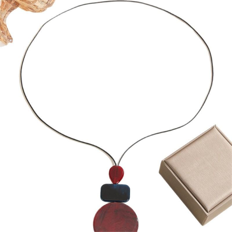 Simple Geometric Resin Rendered Leather Rope Necklace, Autumn-winter Retro High-end Sweater Chain, Fashionable and Trendy Accessory.
