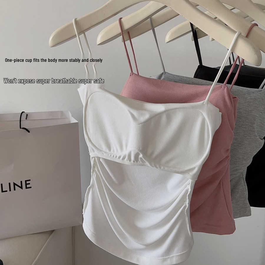 Kořenitý korejský řasený tank na špagetová ramínka s racerback střihem, polstrovaným bandeau poprsím a přiléhavým střihem bez rukávů.