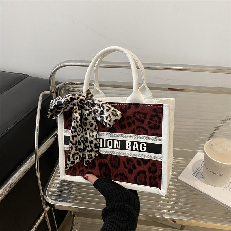 

2025 new fashion leopard print trend large-capacity commuter handbag European and American retro casual shoulder tote women s bag красный
