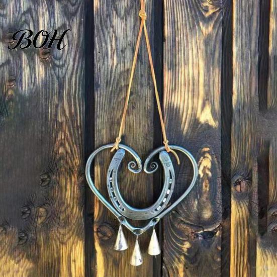Einzigartiges Valentinstagsgeschenk Hufeisen Herzform Windspiel für Außendekoration im Garten mit Messingglocke Glück Wandkunst Akzente, Rustikales Metall Hängend