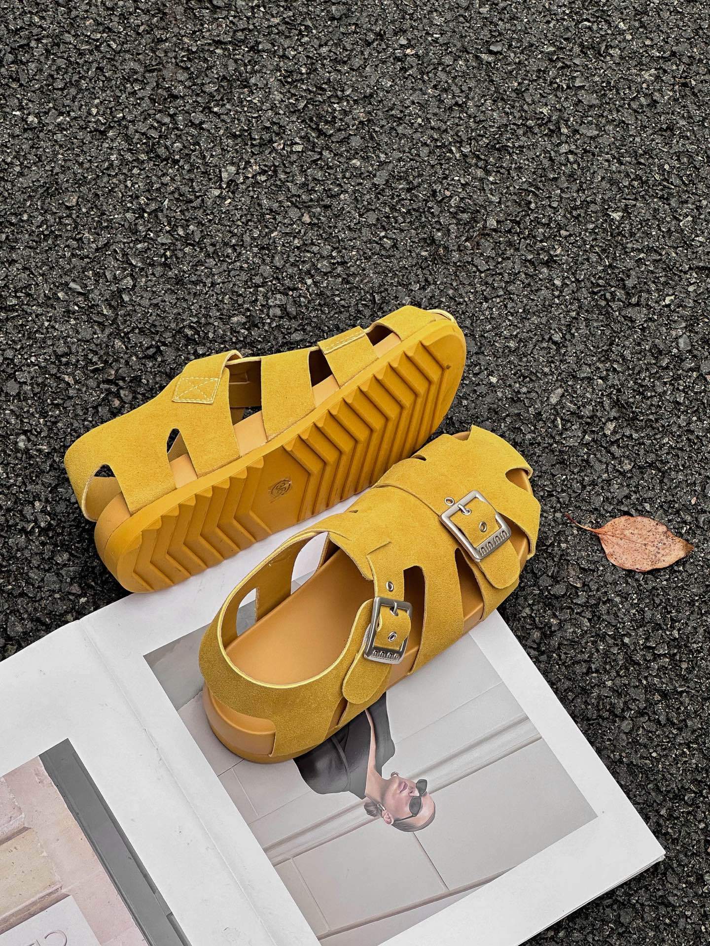 

Niche design Roman sandals 2025 summer new retro square buckle half slippers hollow breathable pig cage sandals 40 жёлтый