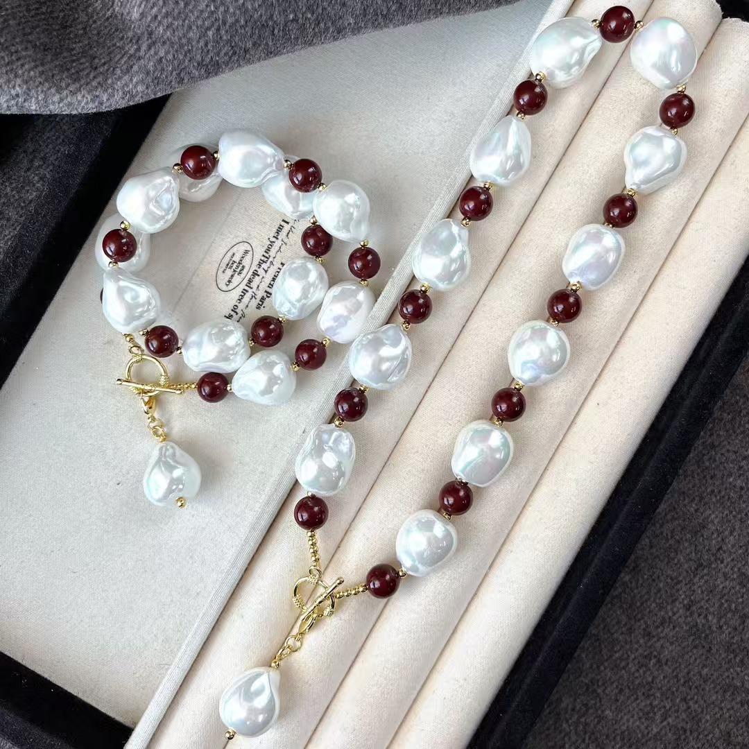 

Vintage High Quality Faux Baroque Pearl Design Sense Necklace Collarbone Chain Sweater Chain