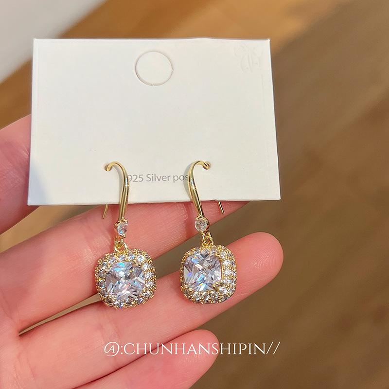 Ear Clips Without Ear Holes~ K Real Gold and Copper Micro-inlaid Zircon Earrings, Fashionable Light Luxury High-end Earrings, Long Ear Hooks.